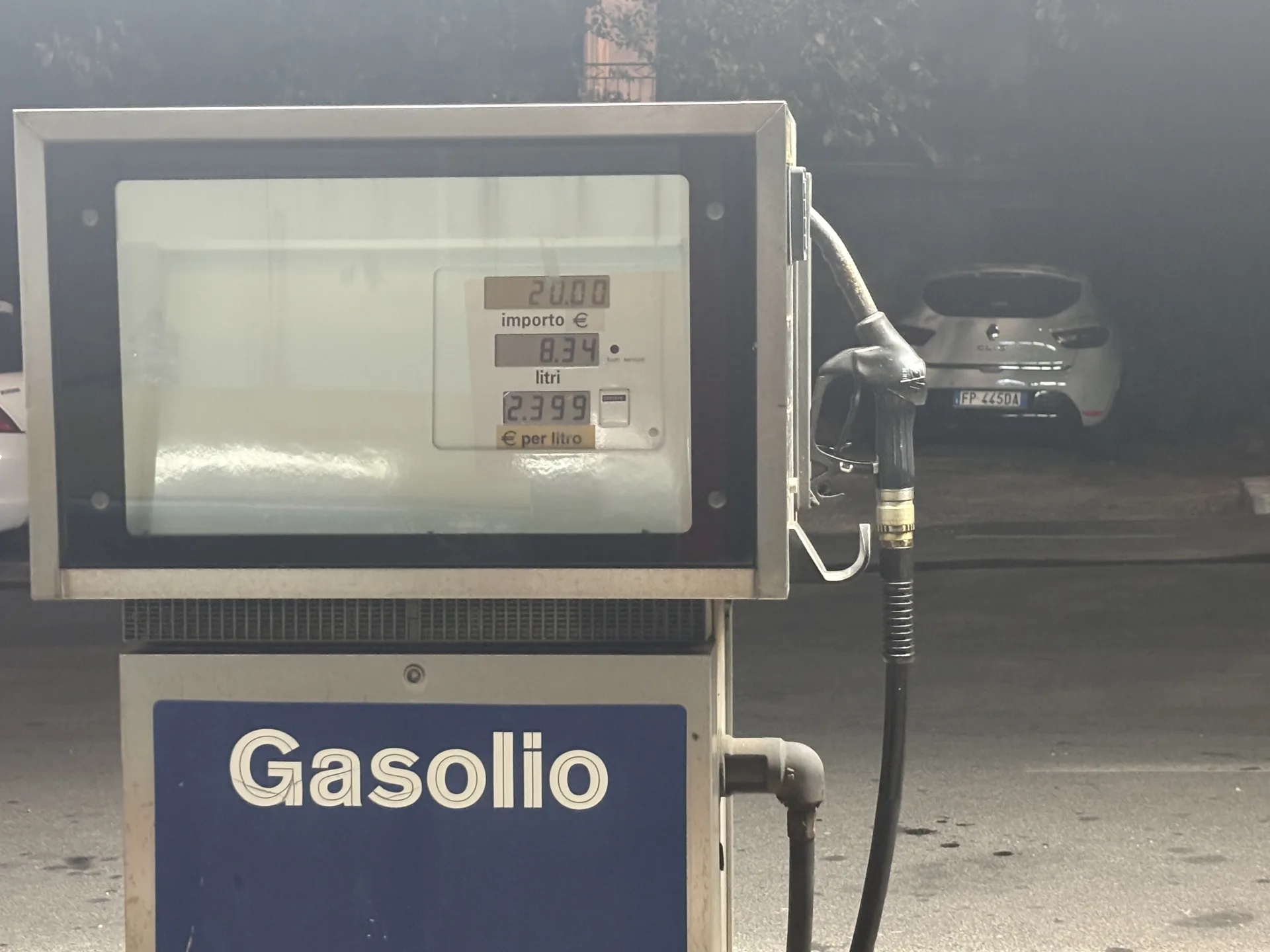 A Rocchetta Sant’Antonio la benzina costa 2,399 euro al litro. E spunta il cavallo al distributore: «Meglio andare a cavallo»