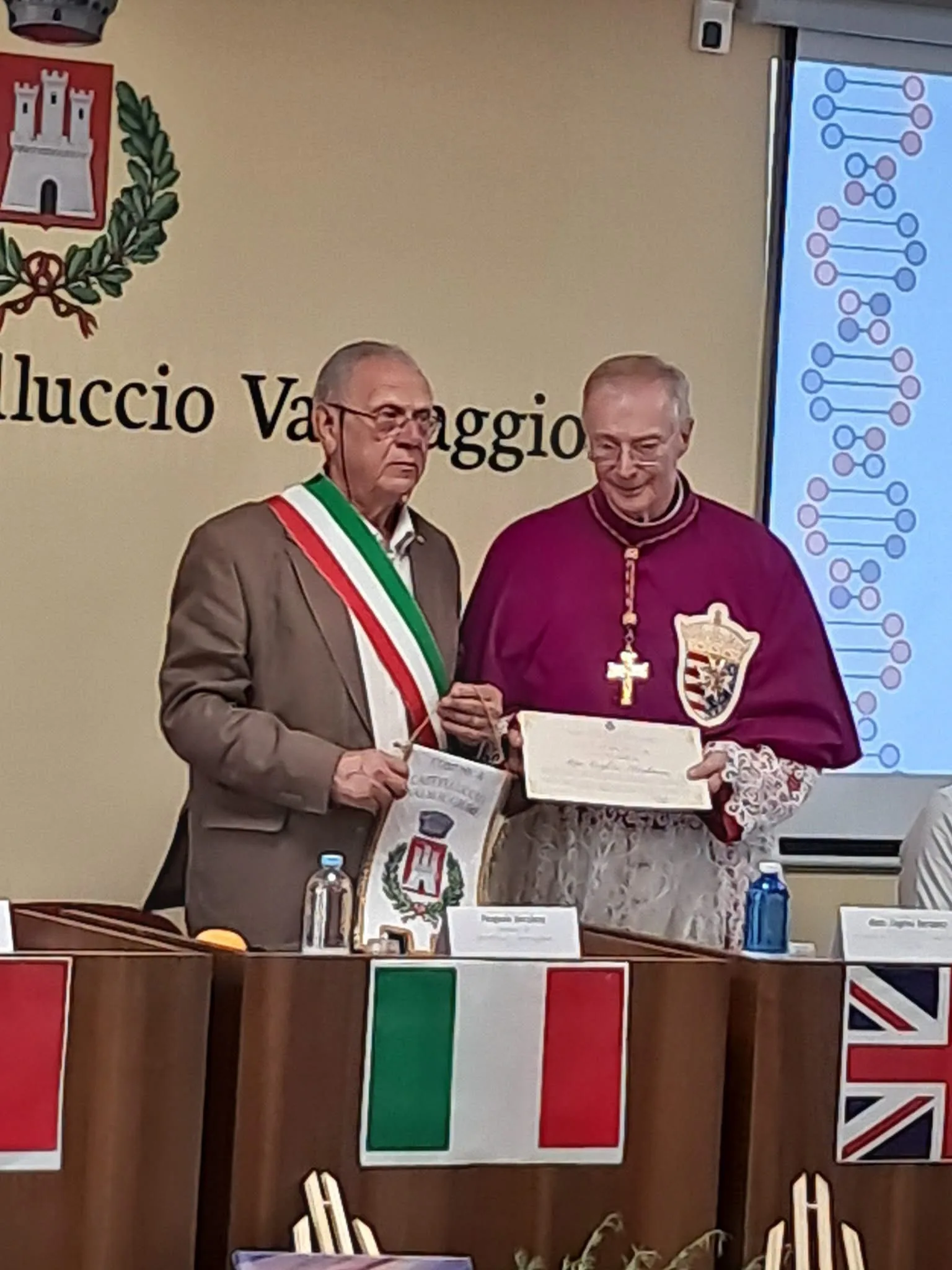 Castelluccio Valmaggiore apre le porte al mondo: cittadinanza onoraria a Harkness, Palumbo e Stoyanov