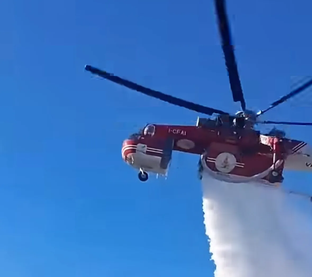 Emergenza incendi nei Monti Dauni: fiamme a Volturino, rogo raggiunge il cimitero